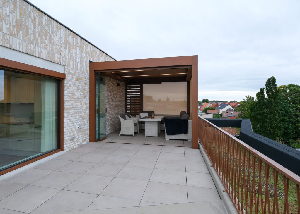 Terrasoverkapping met screens en glazen wanden