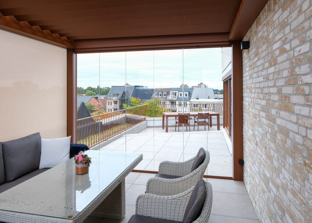 Terrasoverkapping met glazen wanden en screens